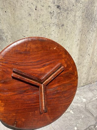 Mesa plegable de madera tallada