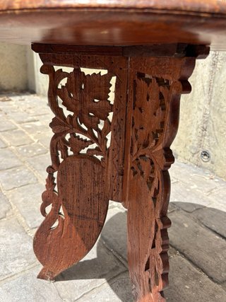 Mesa plegable de madera tallada