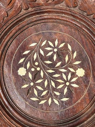 Mesa plegable de madera tallada