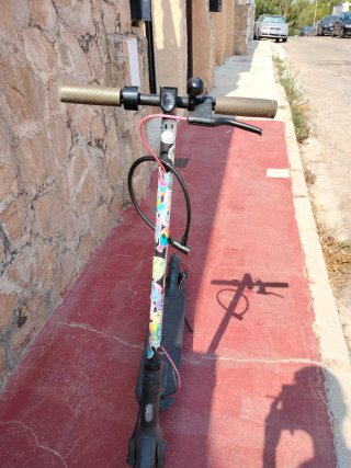 Patinete eléctrico con pegatinas