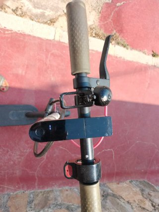 Patinete eléctrico con pegatinas
