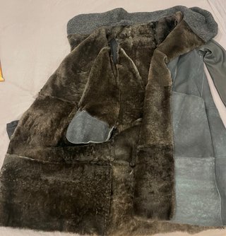 Elegante abrigo piel vuelta y cordero merino