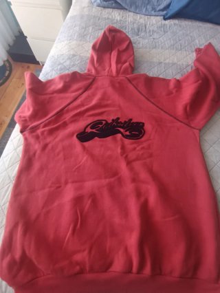 Sudadera con capucha roja y negra
