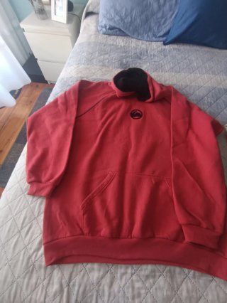 Sudadera con capucha roja y negra