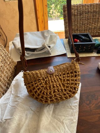 Bolso de paja con asa de cuero