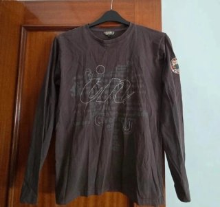 Camiseta manga larga marrón con estampado