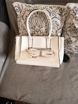 Bolso blanco espacioso