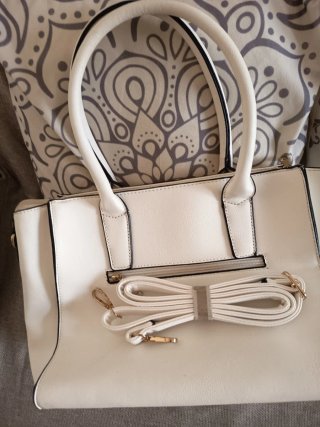 Bolso blanco espacioso
