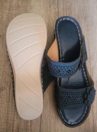 Sandalias cuña azules con flores.