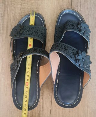 Sandalias cuña azules con flores.