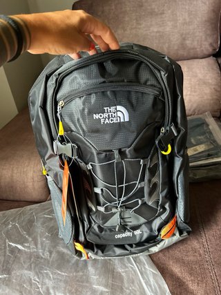 Mochila The North Face Negra y Naranja 50L