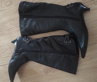 Botas altas negras con hebillas, caña ancha