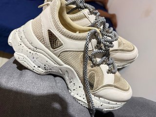Zapatillas Beige y Blancas Talla 41