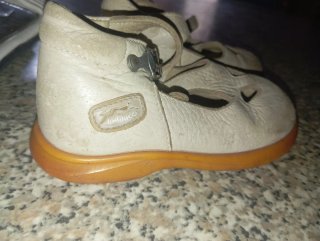 Sandali bianchi e scarpe beige