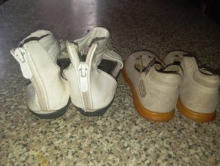 Sandali bianchi e scarpe beige