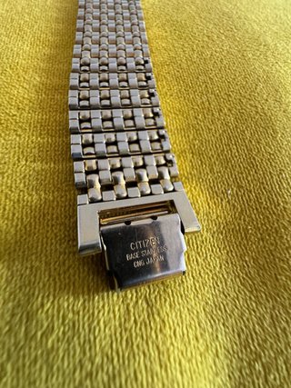 Reloj Citizen Quartz Dorado con Calendario