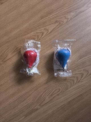 Pack 2 peonzas de madera vintage (azul y roja)