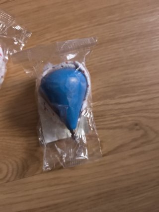 Pack 2 peonzas de madera vintage (azul y roja)