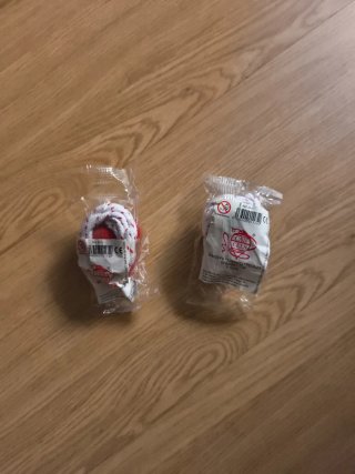 Pack 2 peonzas de madera vintage (azul y roja)
