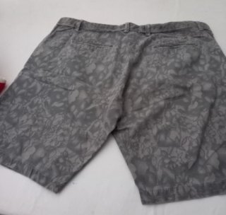 Bermudas grises con estampado floral