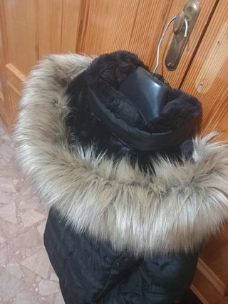 Abrigo negro Stradivarius con capucha y pelo