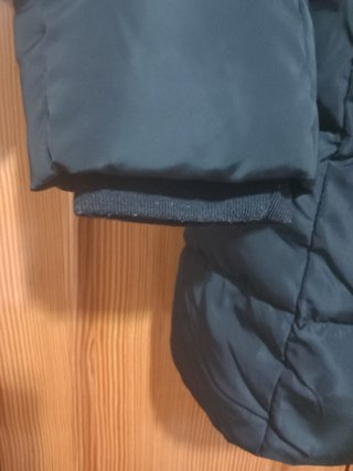 Abrigo negro Stradivarius con capucha y pelo