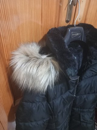 Abrigo negro Stradivarius con capucha y pelo