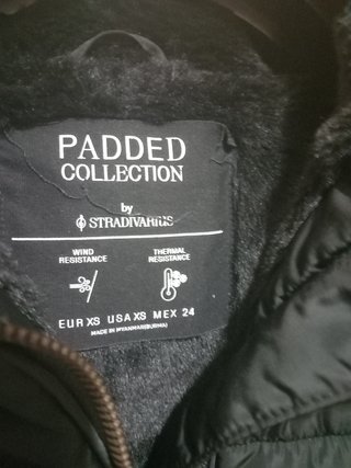 Abrigo negro Stradivarius con capucha y pelo