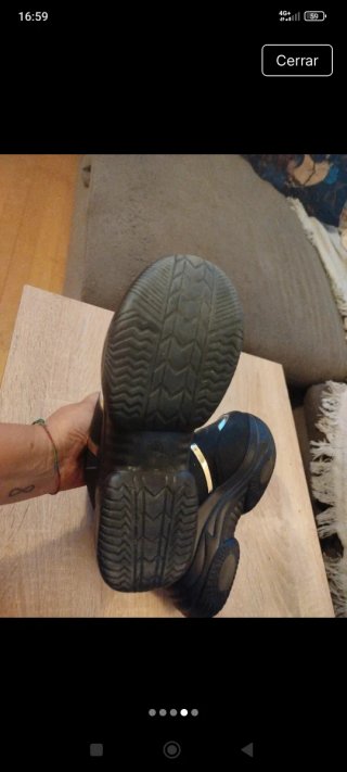 Zapatos de plataforma negros con detalles dorados