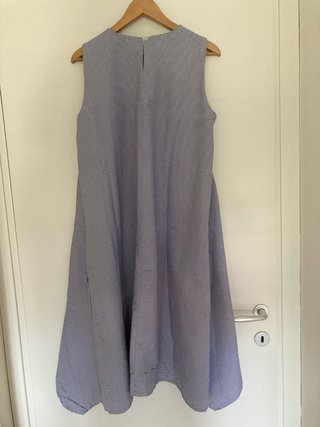 Vestito smanicato a trapezio