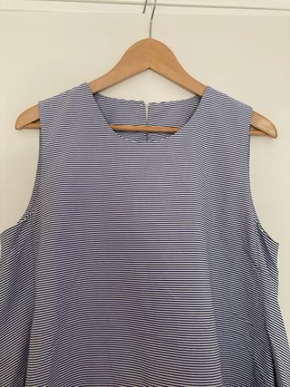 Vestito smanicato a trapezio