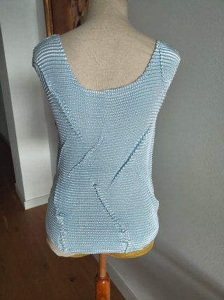 Blusa sin mangas plisada azul