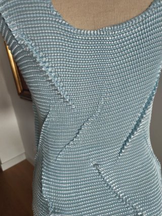 Blusa sin mangas plisada azul