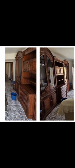 Mueble de salón de madera y cristal