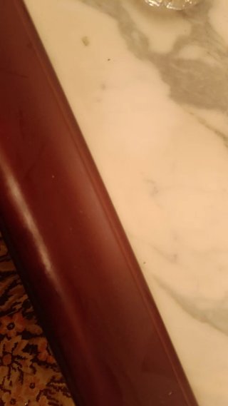 Mesa de centro de madera y mármol