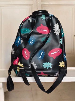 Mochila negra con estampado multicolor