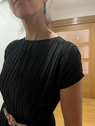 Vestido de fiesta negro con detalles