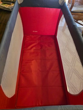 Cuna de viaje plegable roja