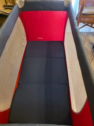 Cuna de viaje plegable roja