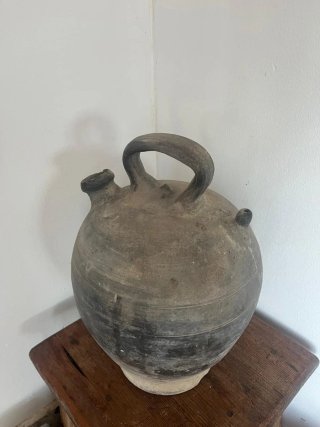 Botijo antiguo de barro artesanal