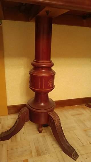 Mesa de salón de madera