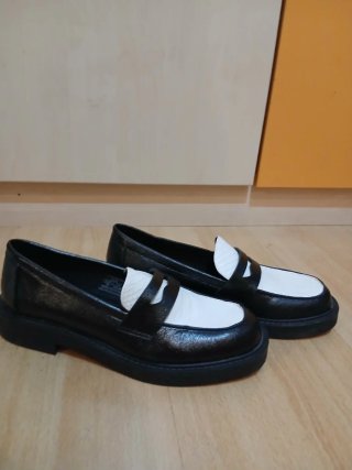 Mocasines Bershka negros y blancos