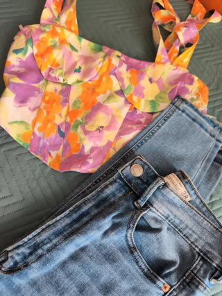 Conjunto Top Flores y Pantalón Vaquero