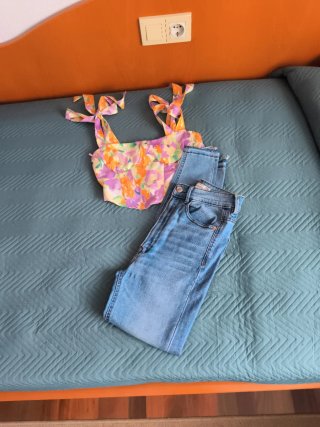 Conjunto Top Flores y Pantalón Vaquero