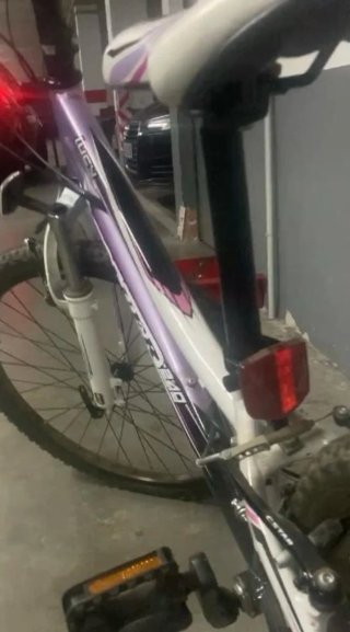 Bicicleta niña morada y blanca