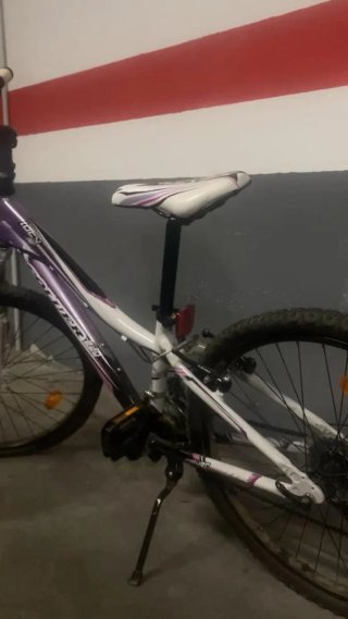 Bicicleta niña morada y blanca
