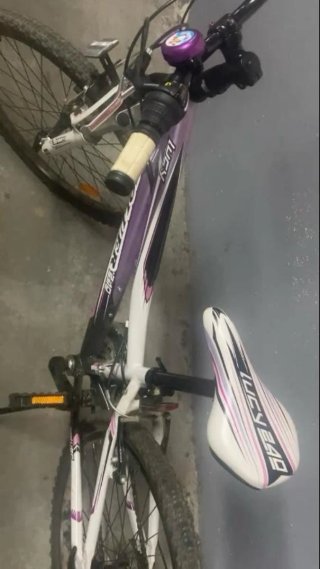 Bicicleta niña morada y blanca