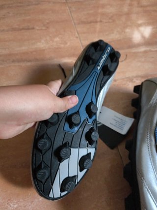 Zapatos de fútbol plateados y azules