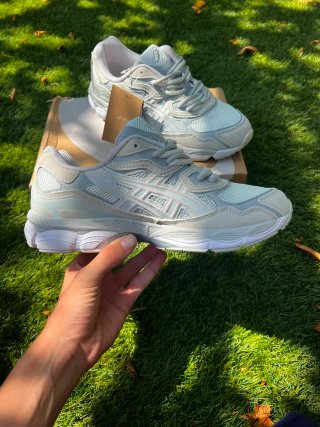 Zapatillas Asics Gel Blancas y Grises