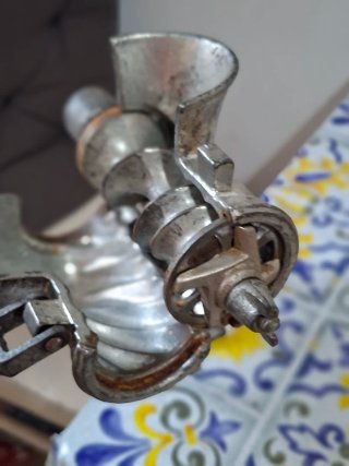 Tritacarne vintage con manovella